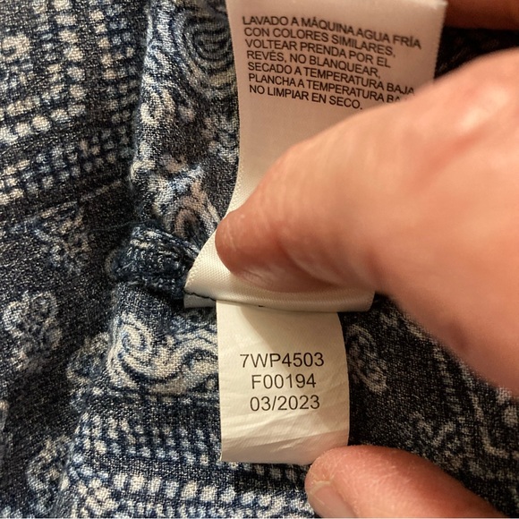 Lucky Brand Women’s Top Size Lg Blue White With Paisley Long Sleeves Boho V-Neck - Picture 10 of 11